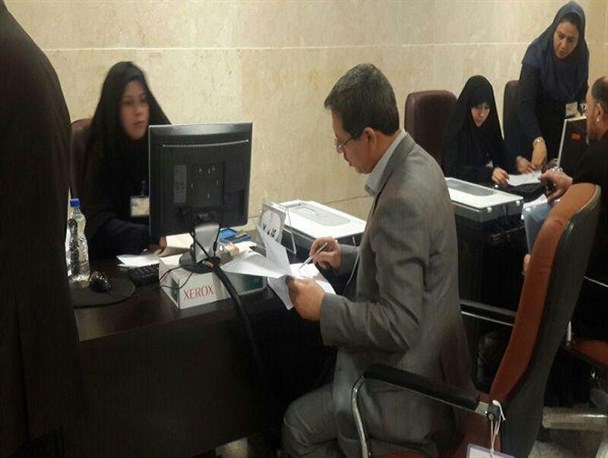 علی افراشته از تنگستان در انتخابات تهران ثبت نام کرد/عکس