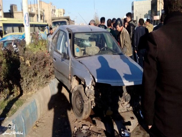تصادف شدید پژو با جدول بلوار در پارس آباد + عکس
