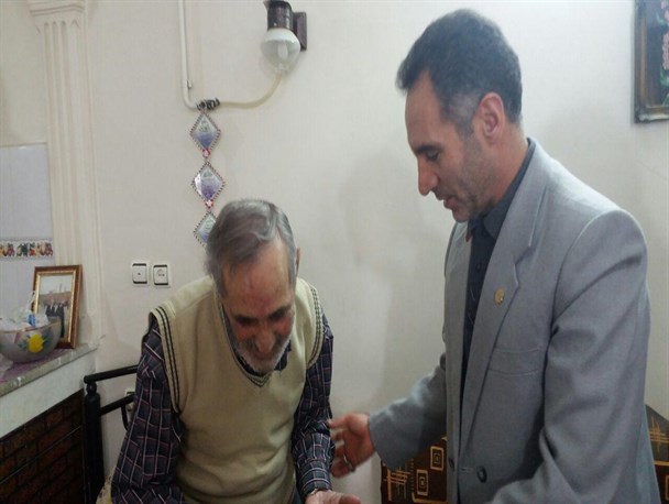 تجلیل فرماندار خلخال از مسن ترین کارمند بازنشسته ثبت احوال شهر/تصاویر