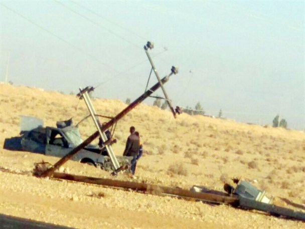خودروی پژو در جاده خرامه شیراز با ستون برق برخورد کرد