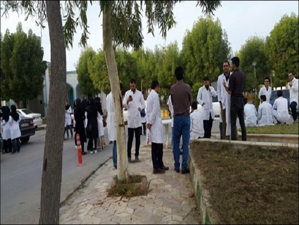 تحصن دانشجویان دانشگاه علوم پزشکی بوشهر آغاز شد/ تهدید دانشجویان توسط رئیس دانشکده+ عکس
