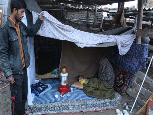 خانه زوج جوان باغوکناره ای در آتش سوخت/زندگی در چادر سهم زوج جوان و کودک سه ساله در دل زمستان+تصاویر و فیلم