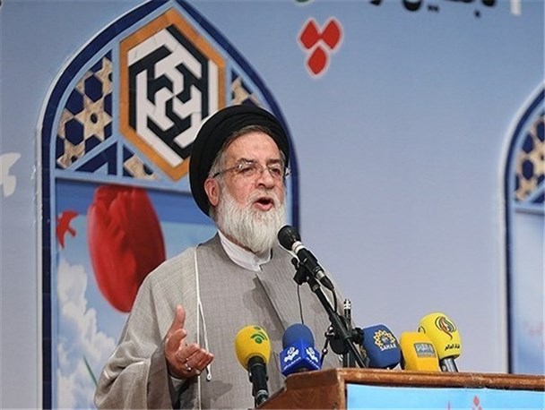 مردم آران و بیدگل تمام هستی خود را فدای انقلاب کرده‌اند/ خون شهدا عامل بیمه‌شدن انقلاب در برابر توطئه‌هاست