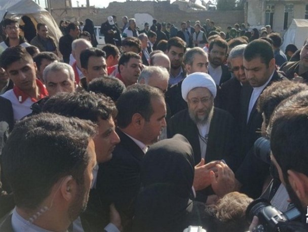 حضور بی واسطه رئیس دستگاه قضا میان زلزله زدگان کرمانشاه+تصاویر