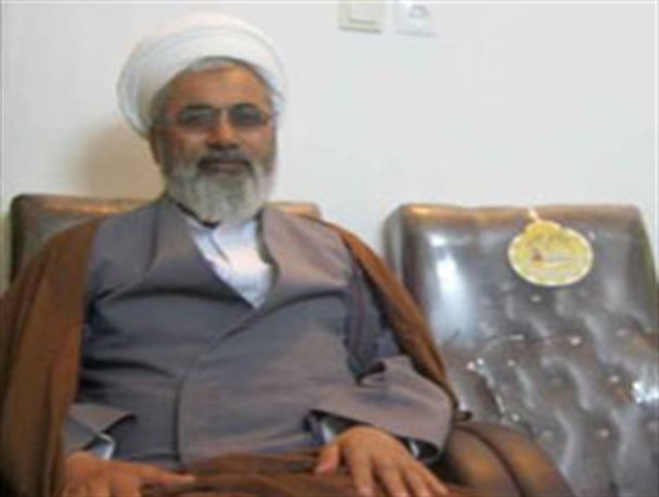 ظریف بجای برخورد با توهین‌کنندگان، با وزیر امور خارجه آمریکا قدم می‌زند