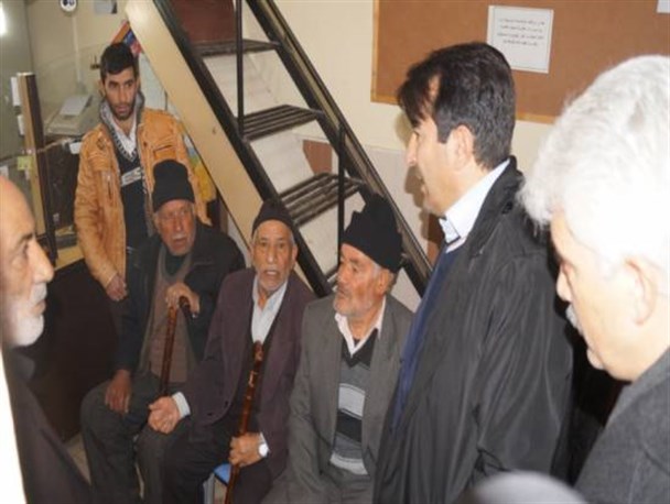 بازدید سرزده فرماندار گرمی از مرکز ثبت نام کارت ملی هوشمند