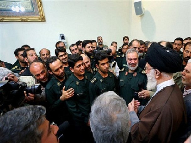 عکس نوشته / دیدار بازداشت کنندگان نظامیان آمریکایی با رهبر معظم انقلاب