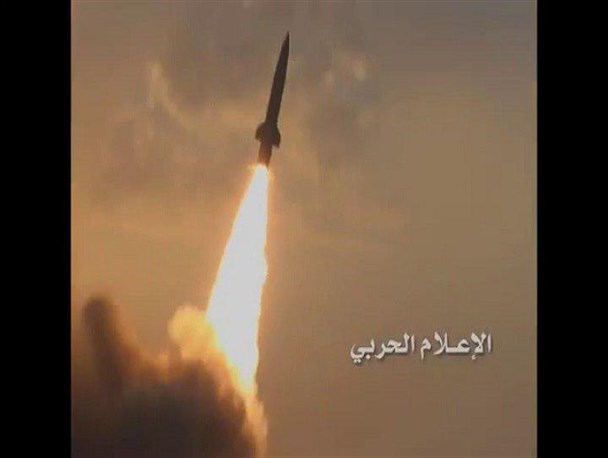 شلیک موشک بالستیک به پایگاه مهاجمان و مزدوران واقع در باب المندب