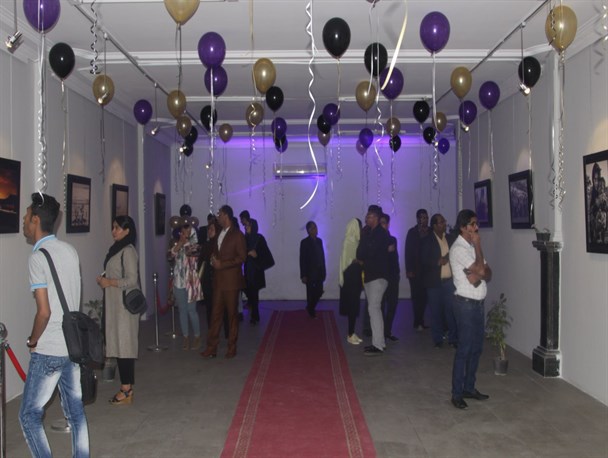 گزارشی از عکاس جوانی که با هنرش دست نیازمندان را گرفت+تصاویر