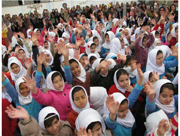 استقبال کودکان میشانی از تریلی نمایش سیار کانون پرورش فکری تهران+ تصاویر