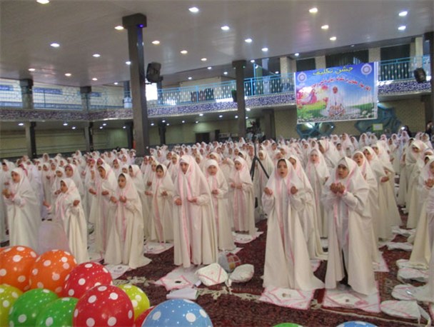 517 دانش آموز دختر تویسرکانی، آغاز عبادت خود را جشن گرفتند