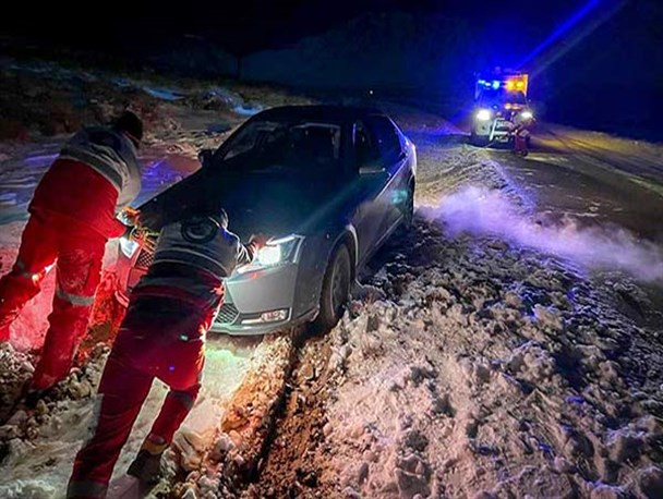 ۸ عملیات برای نجات بیش از ۸۰ یزدی در برف و کولاک