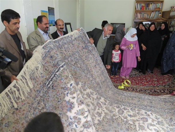 قالی دستبافت بانوان اشکذر برای اهدا به حرم حضرت ابوالفضل(ع) رونمایی شد +تصاویر