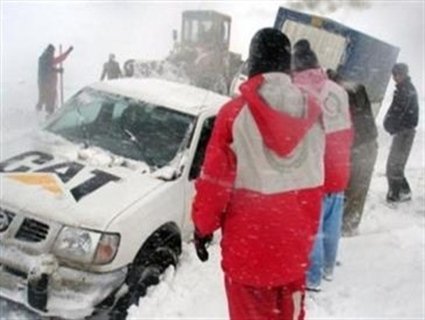 ۲۰ خودرو گرفتار در برف و کولاک دماوند نجات یافتند