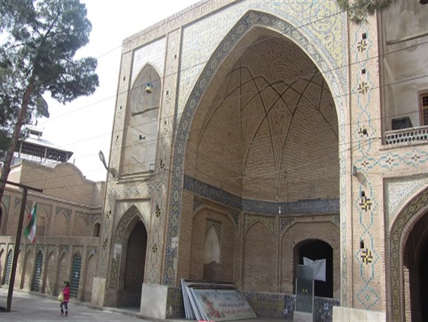 مسجد امام خمینی(ره) متشکل از چهار ایوان ، نمونه ای زیبا و منحصر به فرد از مساجد دوره قاجاریه