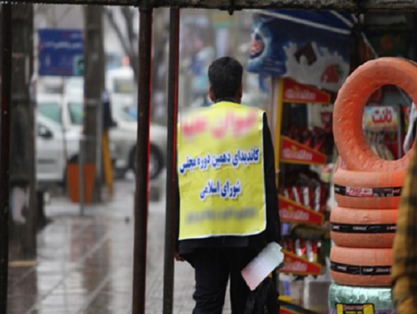 تبلیغ بی هزینه برای خود با پای پیاده توسط کاندیدای کرجی+ تصاویر