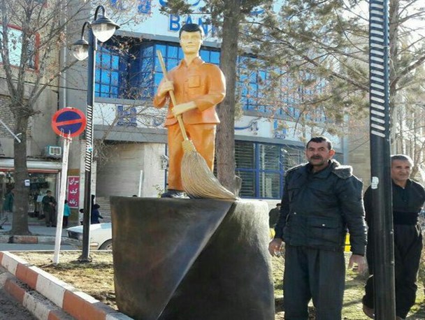 نصب تندیس پاکبان زحمتکش در میدان بسیج شهرستان جوانرود + تصاویر
