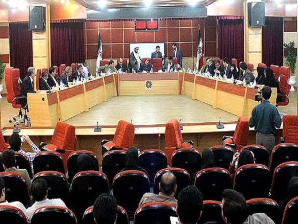 ترس شورانشینان از بام افتادن تشت رسوایی شورای چهارم با پرداختن به استخدامی ها
