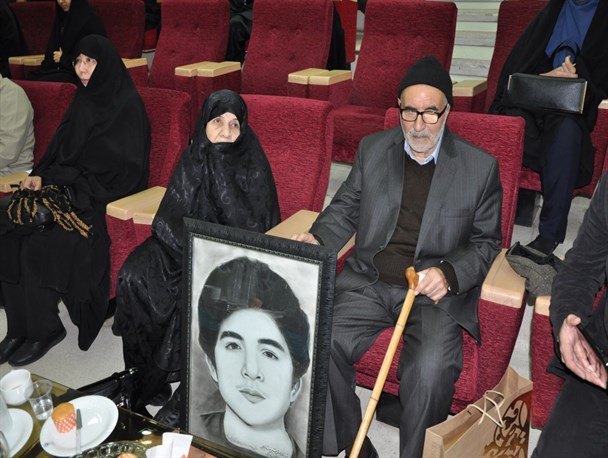 مادر شهید حسین فهمیده؛ مادامی که جوانان پشتیبان ولایت باشند، آمریکا هیچ غلطی نمی‌کند