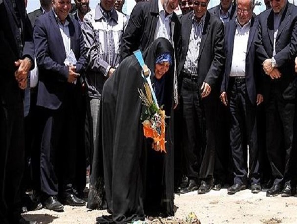 نماینده ای که با افتخار مدال وکیل الدولگی را گردن آویخت