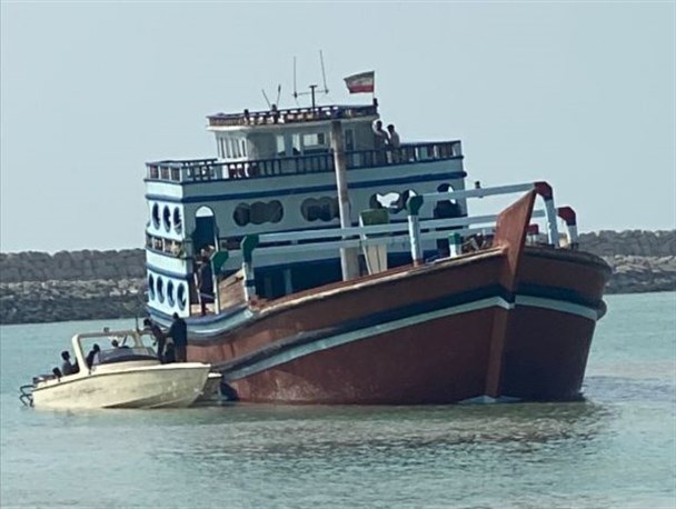 انهدام باند قاچاق سازمان‌یافته سوخت در بندر کلاهی میناب/ یک فروند شناور حامل ۳۰۰ هزار لیتر گازوئیل قاچاق توقیف شد
