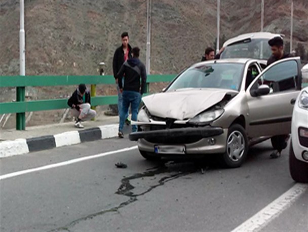 تشدید ترافیک جاده چالوس با بی احتیاطی خودروی پژو ۲۰۶ روی پل بیلقان