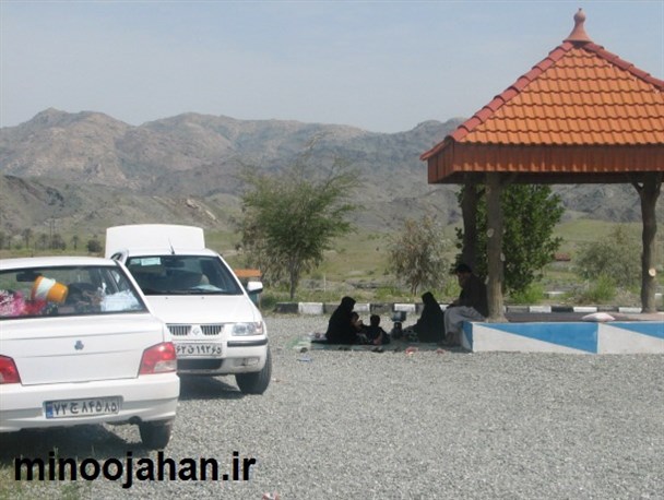 حال و هوای مسافران نوروزی در پارک های منوجان به روایت تصویر