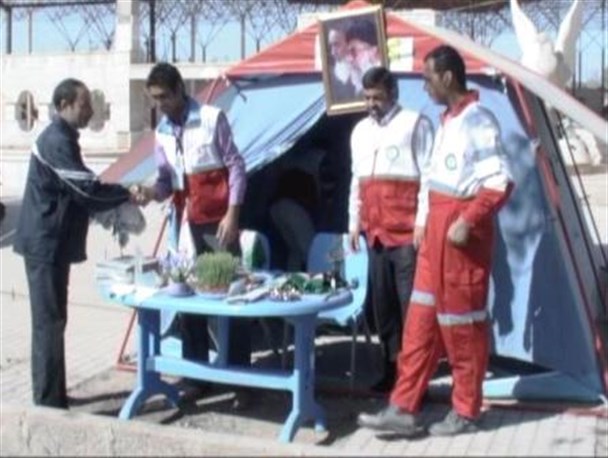 هلال احمر مهران به استقبال مسافران نوروزی رفت