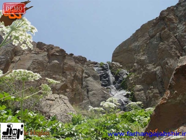 آبشار هرگلان برای گردشگران چشم نواز است + تصاویر