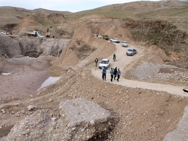 بازگشایی موقت جاده بخش هتی و امکان تردد به مناطق روستایی و عشایری شهرستان لالی+عکس