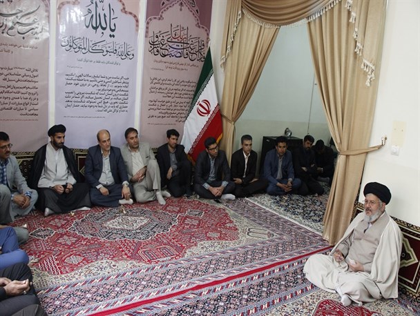 انتقاد از کم کاری و تقدیر از خدمات را بدون تعارف بیان می‌کنیم