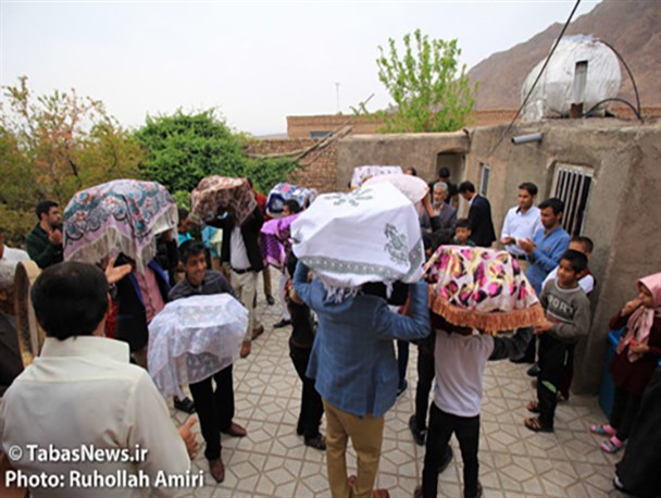 مراسم ازدواج همزمان ۱۲ زوج جوان در روستای اسفندیار طبس+ تصاویر