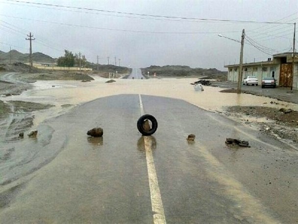 طغیان آب محور ترانزیتی بردسکن به عشق‌آباد طبس را مسدود کرد