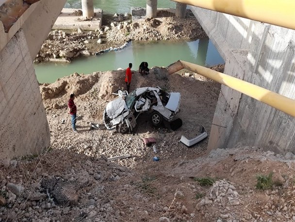 نجات معجزه آسای یک راننده در وازگونی خودرو/تصاویر