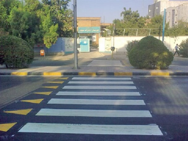 خطوط محو شده زیر پای عابران کهگیلویه/مسئولانی که به حفظ جان شهروندان اهمیت نمی‌دهند