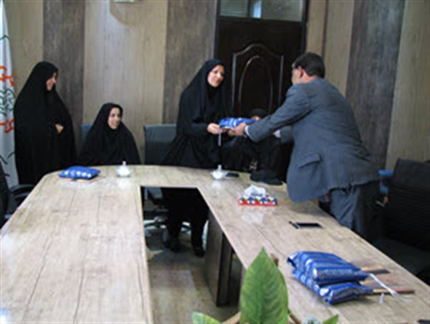تجلیل از بانوان شاغل ابرکوه توسط شهرداری +تصاویر