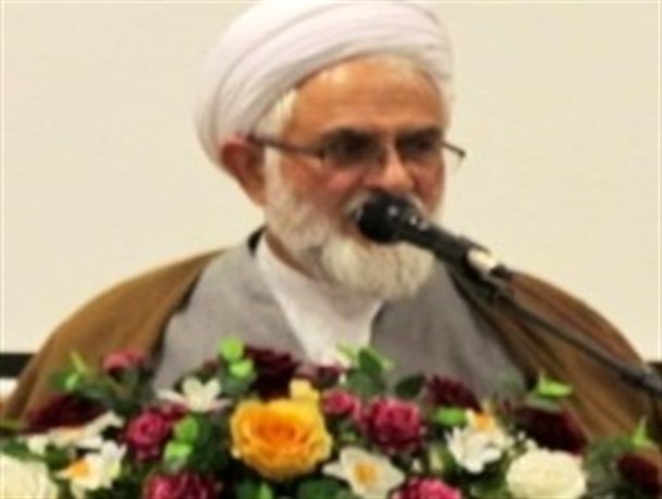 مسئولین با قدرت و قاطعیت مقابل دشمن بایستند