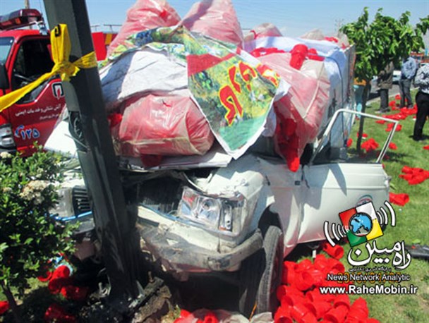 کمر پیکان شکست/ برخورد شدید پیکان وانت با تیر چراغ برق در شهریار +تصاویر