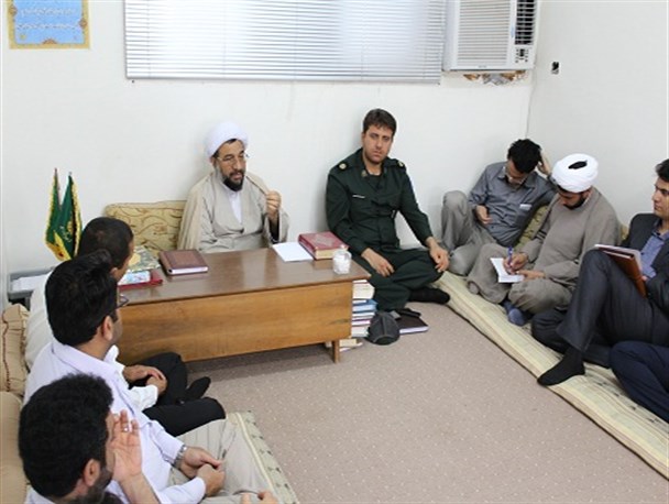 دیدار جامعه کارگری با امام جمعه خارگ/تاکید بر پرداخت به موقع حقوق کارگران