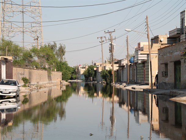 طغیان فاضلاب در شهر شادگان همچنان ادامه دارد