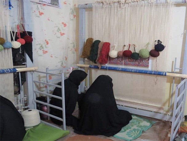 رنگ های پریده فرش و فرش بافان/ گره کور تارهای فرش تویسرکان با تفکر اقتصاد مقاومتی باز می شود