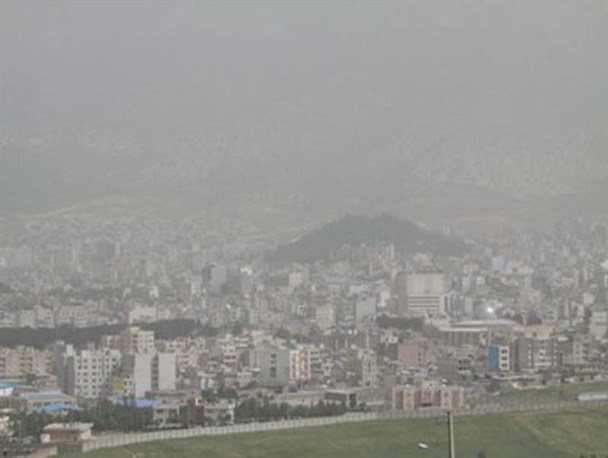 گرد و غبار آسمان بهاری بروجرد را فرا گرفت