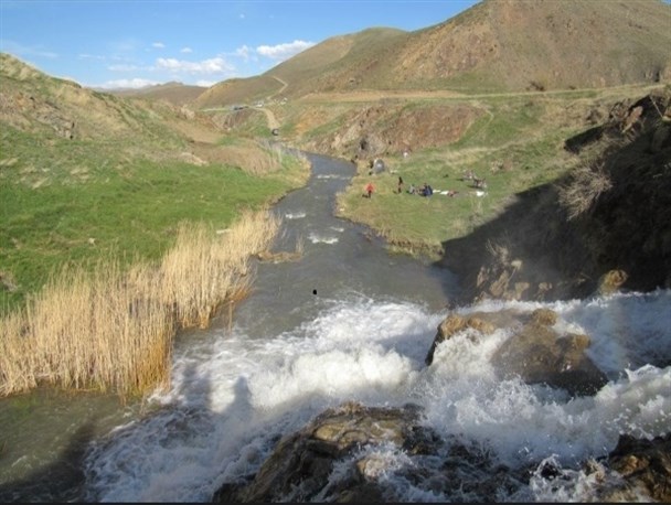 آبشار نوغان در بویین میاندشت/ تصاویر