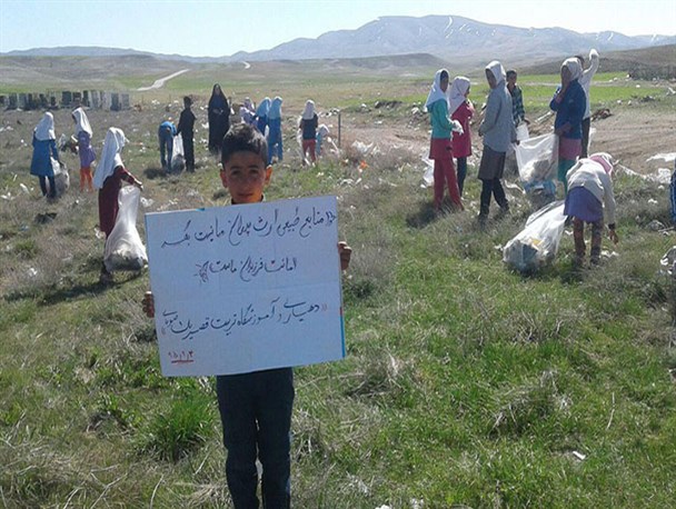 پاک سازی اطراف روستای قصریک ارومیه توسط دانش آموزان