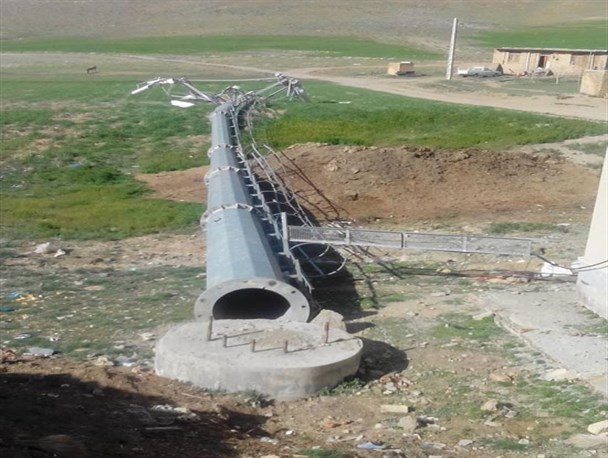 وزش باد شدید منجر به  سقوط دکل میلیاردی در روستای الیگودرز شد+عکس