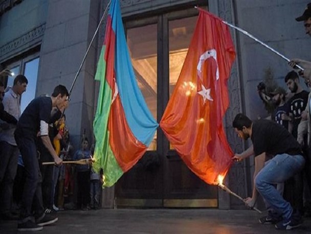 پرچم ترکیه و جمهوری آذربایجان در پایتخت ارمنستان به ‌آتش کشیده شد+تصاویر