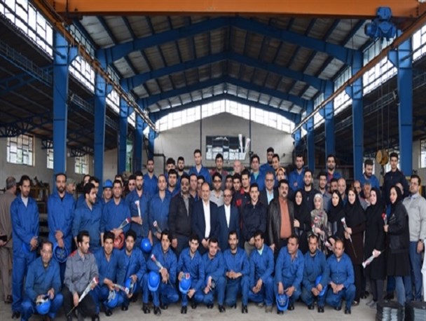 تجلیل از کارگران یک واحد تولید در جویبار به مناسبت آغاز هفته کارگر