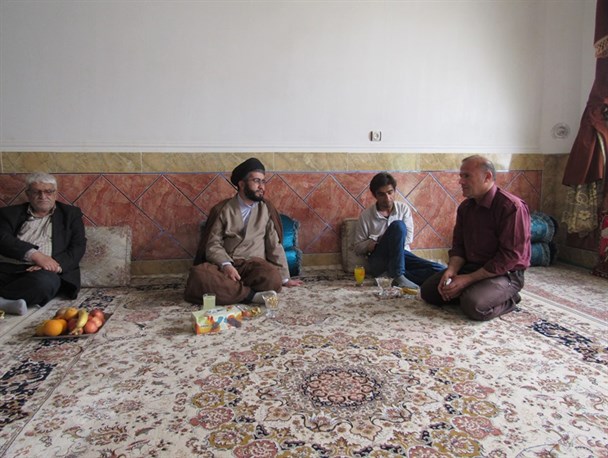 دیدارمسئولان با یکی از جانبازان شبکه بهداشت و درمان شهرستان لنده+تصاویر