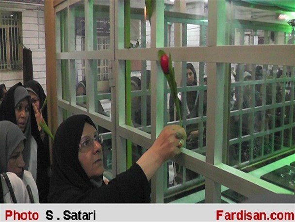 غبار روبی و عطر افشانی مزار شهدای گمنام در مسجد جامع المهدی (عج) فردیس/تصاویر