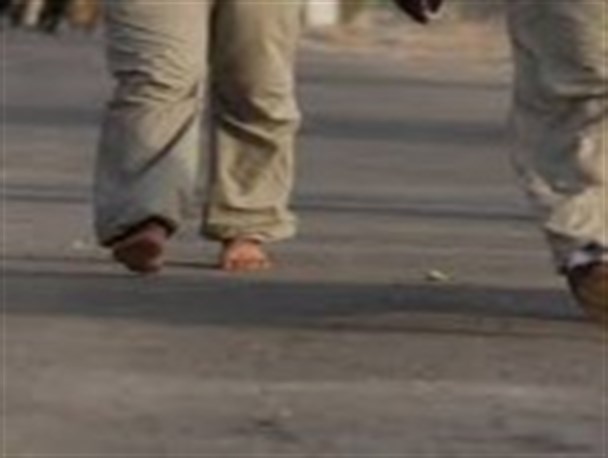 ۱۸ نفر از عاشقان ولایت با پای پیاده عازم مرقد امام شدند